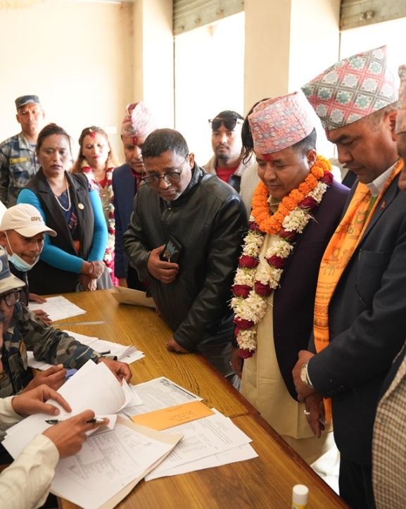 महेश बस्नेतले गराए उम्मेदवारी दर्ता