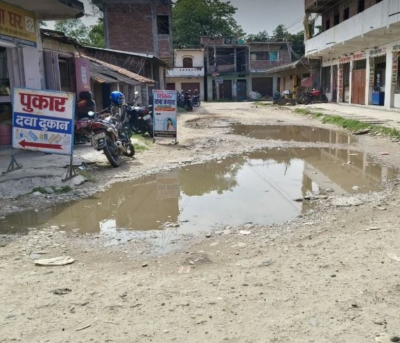 गौर आँखा अस्पताल जाने मुख्य सडक जलमग्न, बिरामी र स्थानीयलाई सास्ती