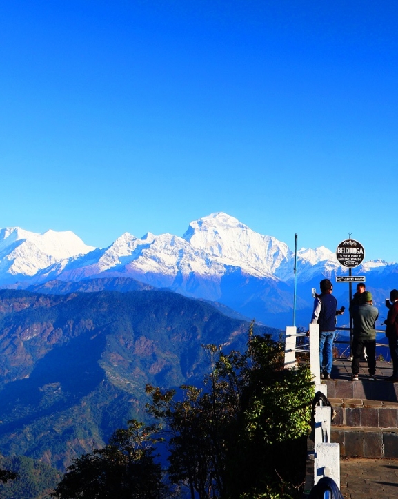 हिमाल हेर्न बेलढुङ्गामा पर्यटक