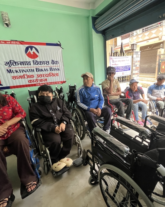 मुक्तिनाथ विकास बैंकद्वारा ह्विलचेयर हस्तान्तरण
