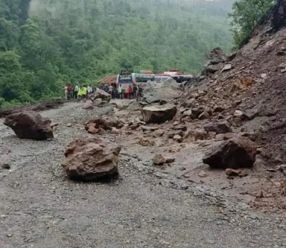 कर्णाली राजमार्गमा सधैं पहिरोको जोखिम