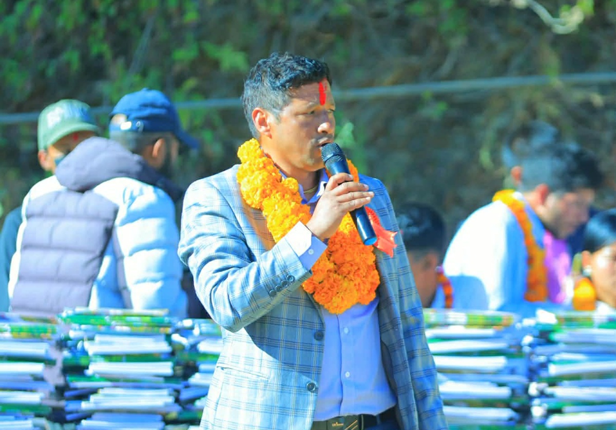 विद्यार्थीलाई शैक्षिक सामग्री वितरण