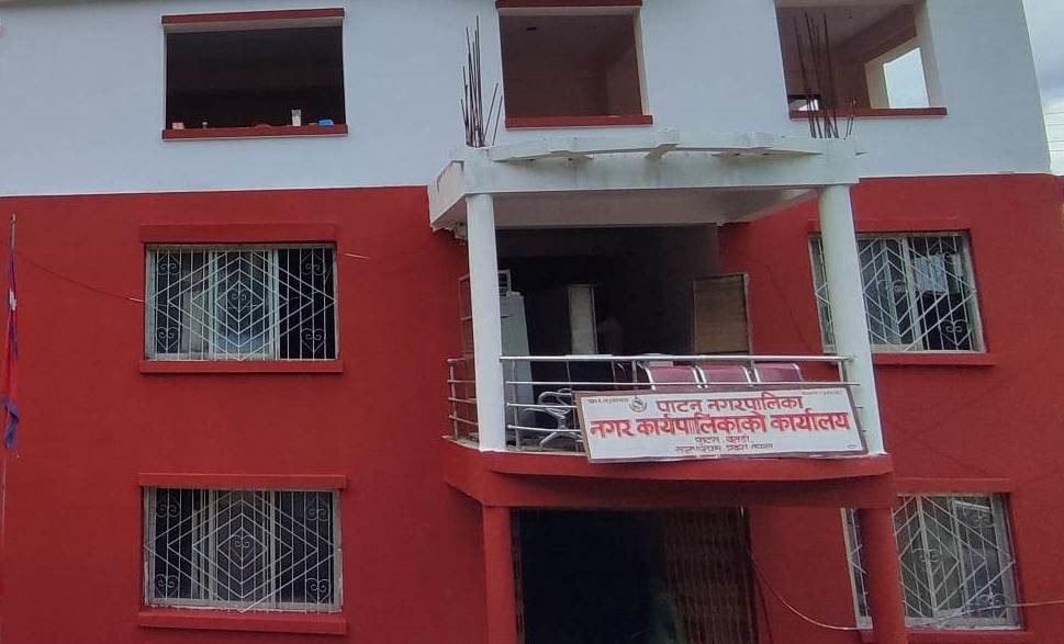 बैतडीको पाटन नगरपालिकाले १३ करार कर्मचारीको म्याद थप नगर्ने