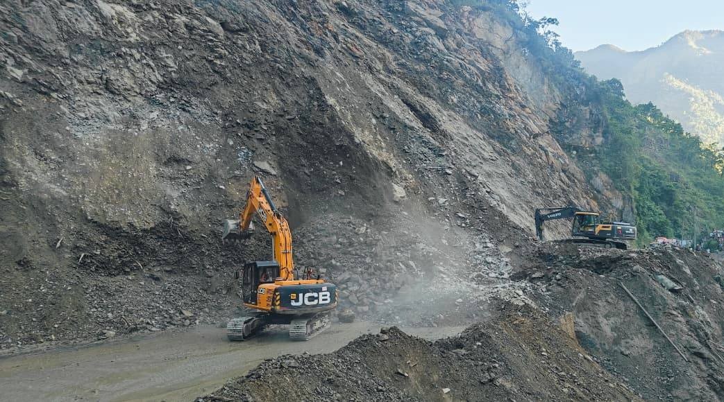 तुइन खोलामा ढुंगा खस्न नरोकिएपछि मुग्लिन-नारायणगढ आवागमन ठप्प 