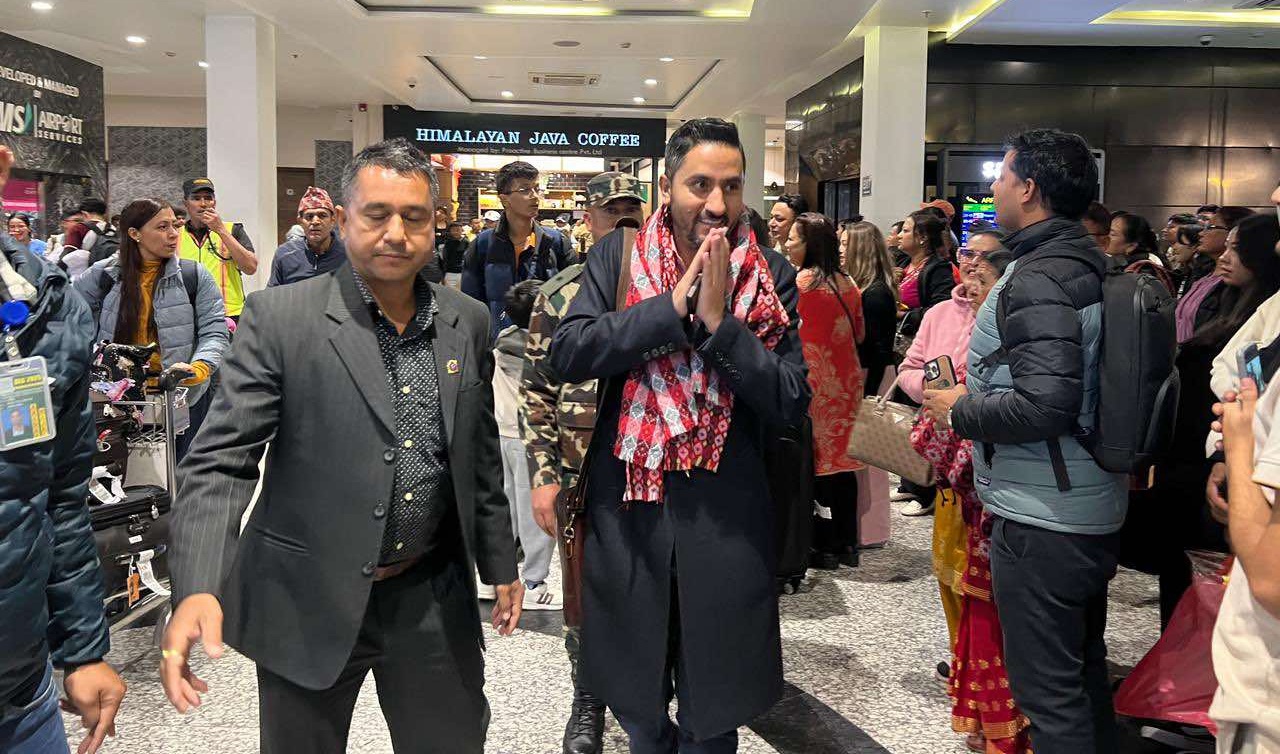 सञ्चारमन्त्री खरेल स्वदेश फिर्ता