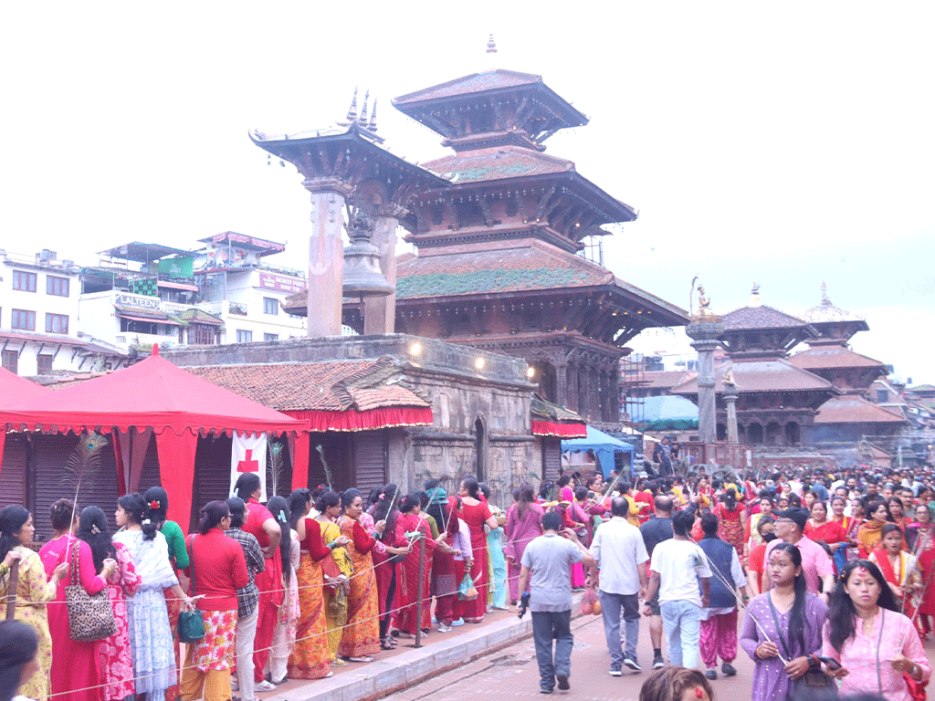 देशभरका श्रीकृष्ण मन्दिरमा बिहानैदेखि भक्तजनको घुइँचो
