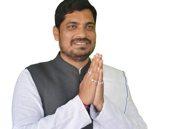 भ्रष्टाचार अभियोगमा पक्राउ परेका सांसद सिंह निलम्बित