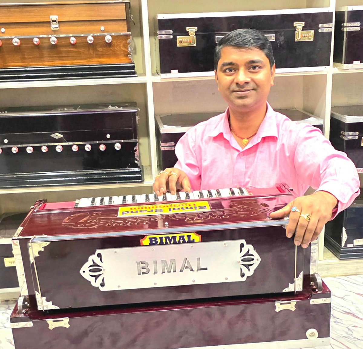 हार्मोनियमभित्र सुर खोज्दै विमल