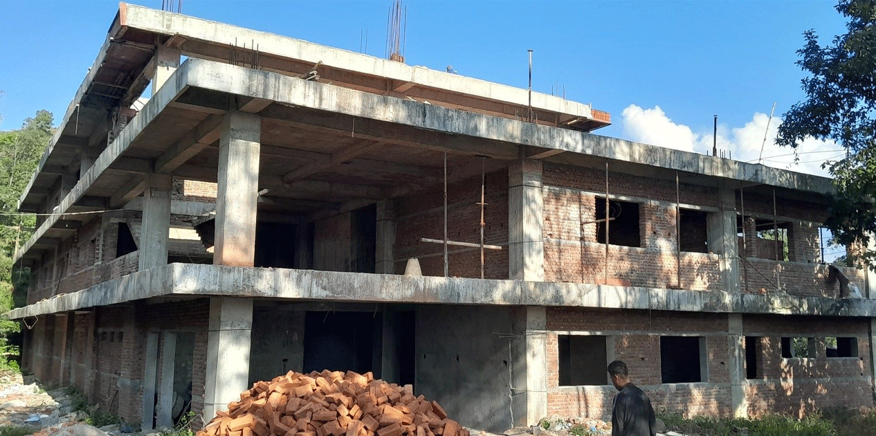 बागलुङ नगर अस्पताल भवन निर्माण: दुई वर्षमा सकिनु पर्ने काम तीन वर्षमा ४५ प्रतिशत