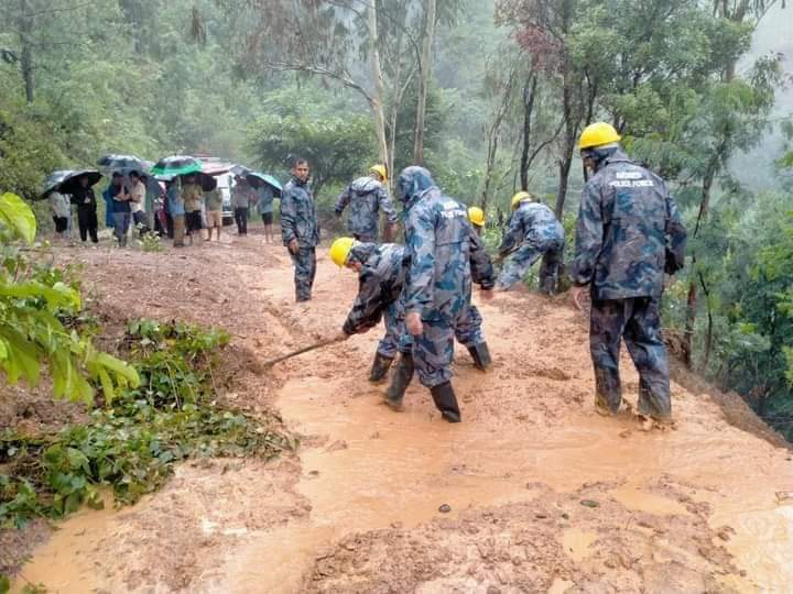 लगातारको वर्षाका कारण अर्घाखाँचीका ग्रामीण सडकहरु अस्तव्यस्त