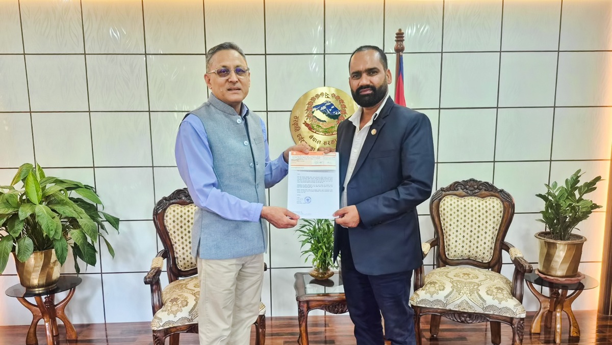 हिमालय एयरलाइन्सका कर्मचारीहरूद्वारा प्रधानमन्त्री दैवी प्रकोप उद्धार कोषमा १३ लाख सहयोग