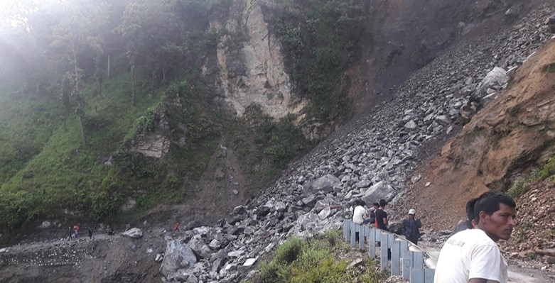 पहिरो खसेपछि कर्णाली राजमार्ग फेरि अवरुद्ध