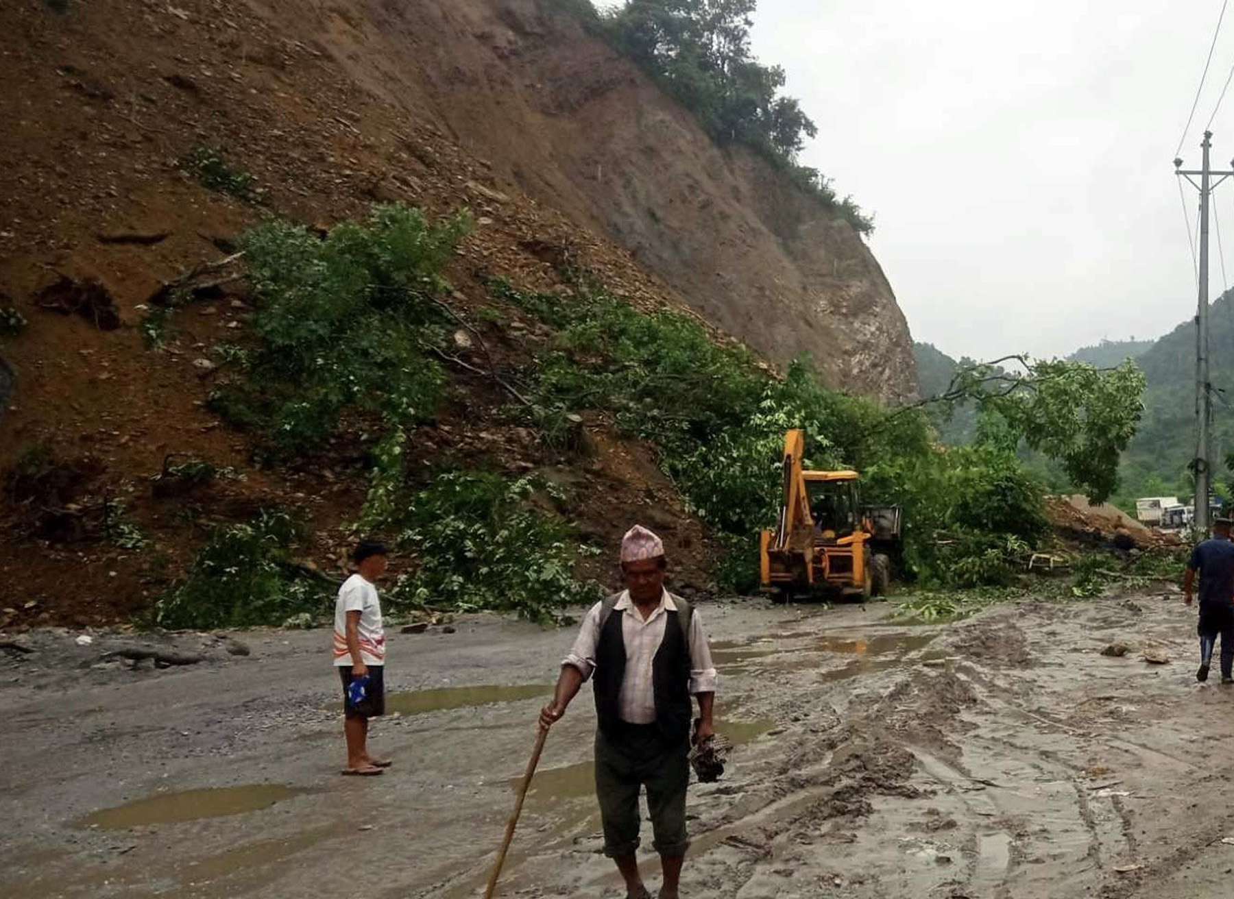 सुक्खा पहिरो खस्दा पृथ्वी राजमार्ग अवरुद्ध