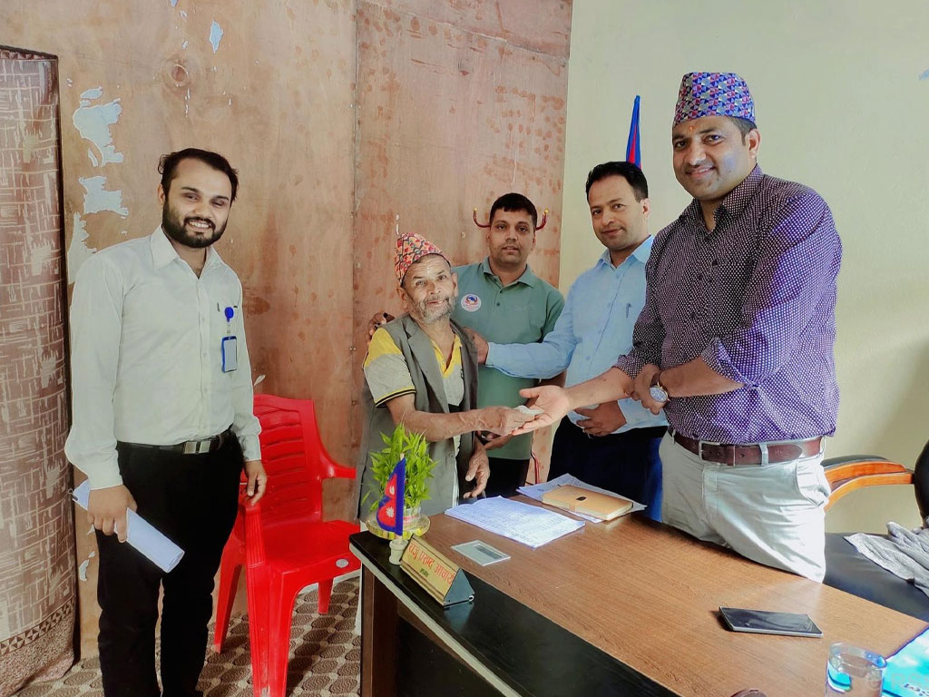 स्थानीय जातका गाई र हालगोरू पाल्ने कृषकलाई अनुदान वितरण