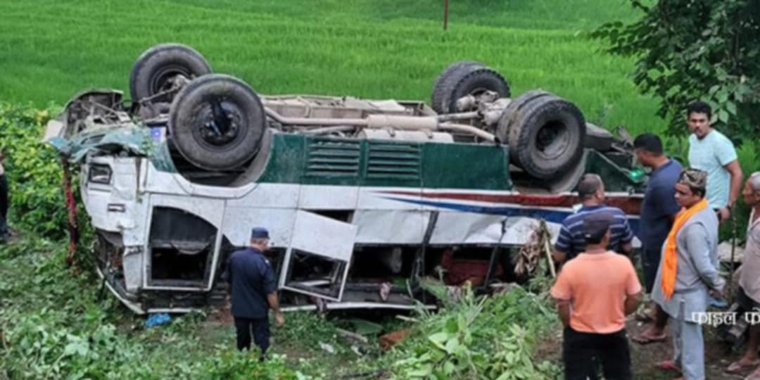 चन्द्रपुरमा बस दुर्घटना, १२ यात्रु घाइते