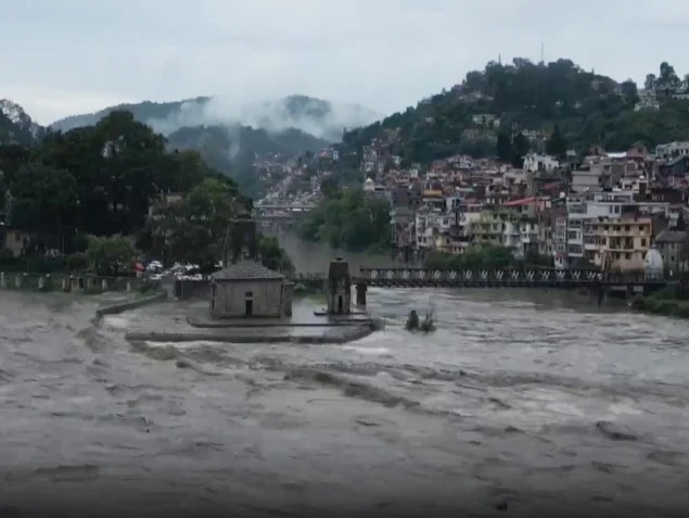 भारतमा बाढीका कारण ५० जनाभन्दा बढी बेपत्ता