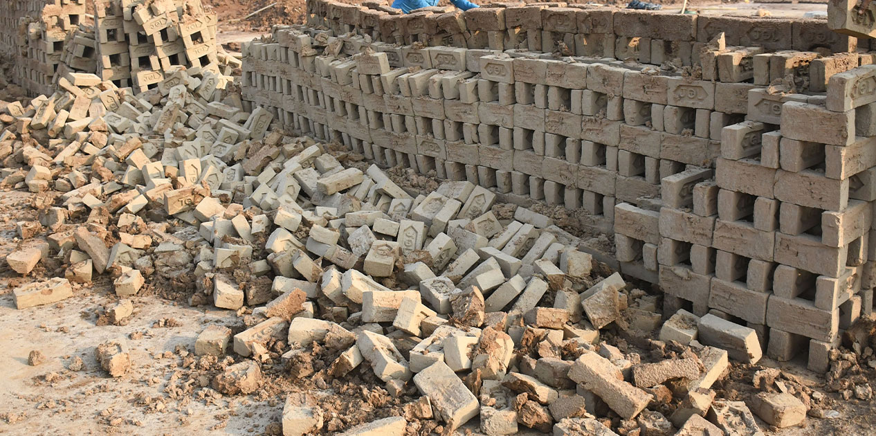 रौतहटमा बेमौसमी वर्षाले काँचो इँटा नष्ट, बीमा गर्न माग