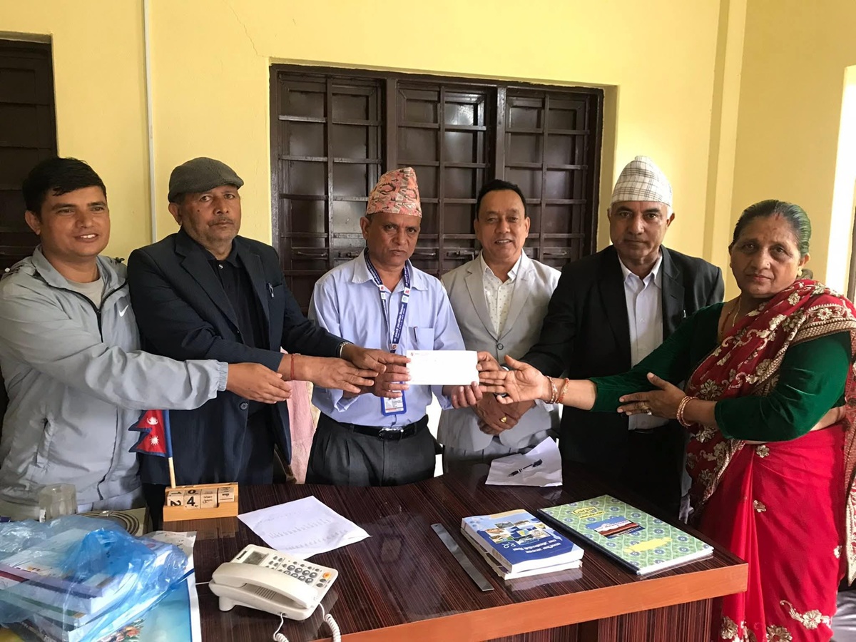विद्यालयलाई डेढ लाख सहयोग गर्दै समाजसेवी पाण्डेले मनाए जन्मदिन