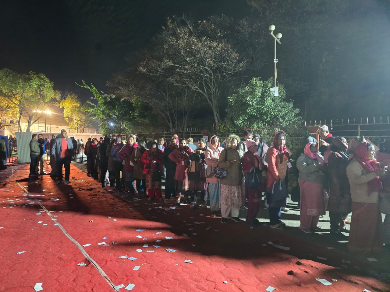 एमाले महाधिवेशन : मतदान गर्न प्रतिनिधिहरू पुगे भृकुटीमण्डप, लागे लाइन