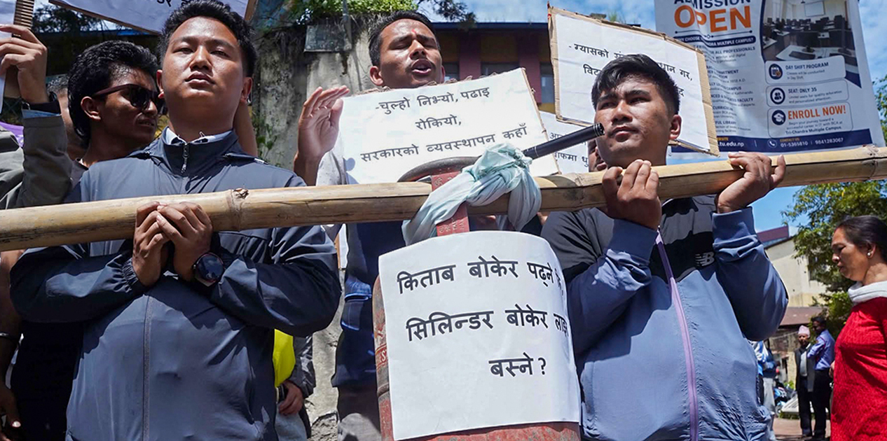 खाना पकाउने ग्यास अभावप्रति खाली सिलिन्डरसहित नेविसंघको विरोध प्रदर्शन