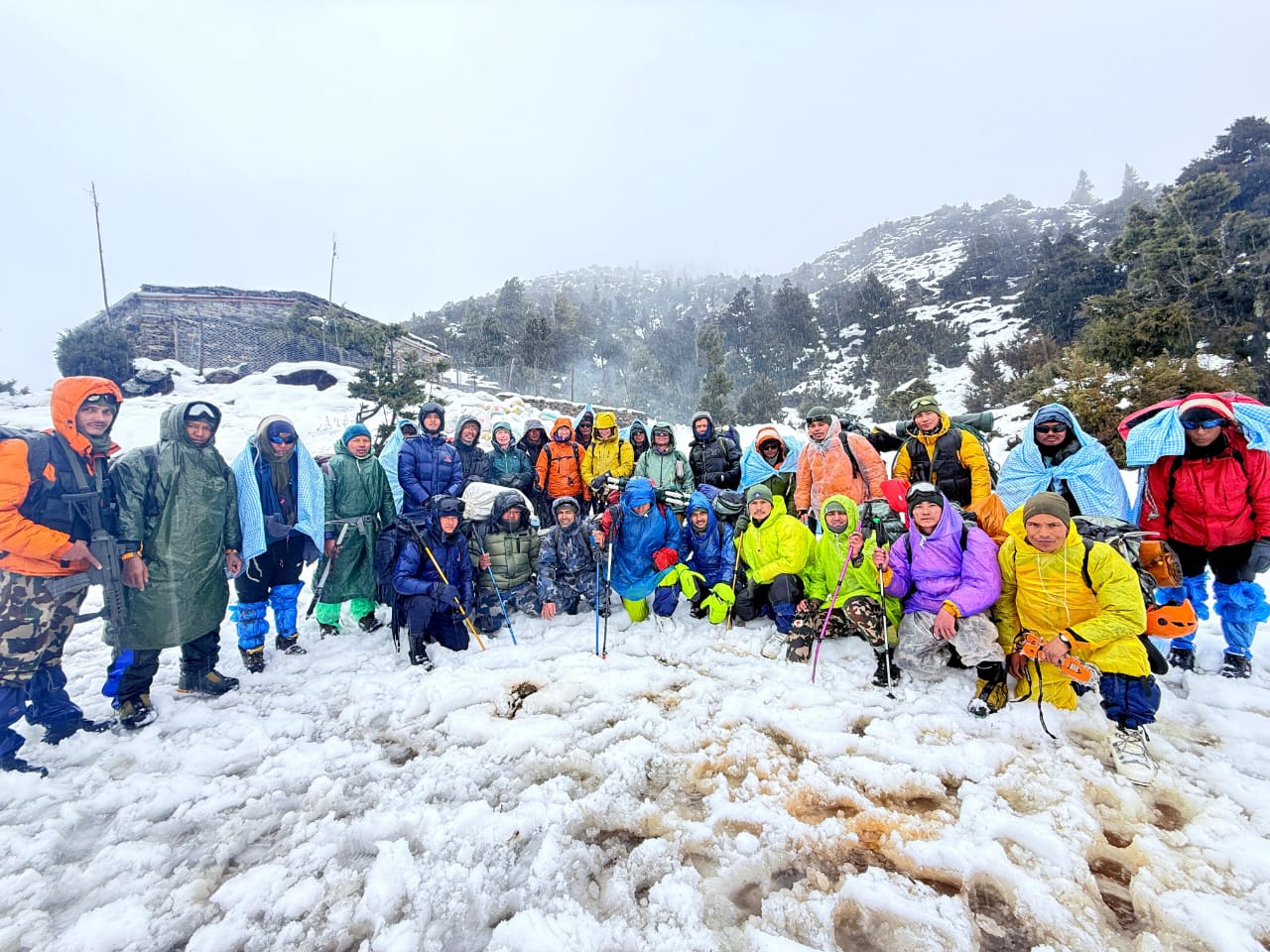 ‘हिडन भ्याली’मा फसेका १५ जना पर्यटकको उद्धार