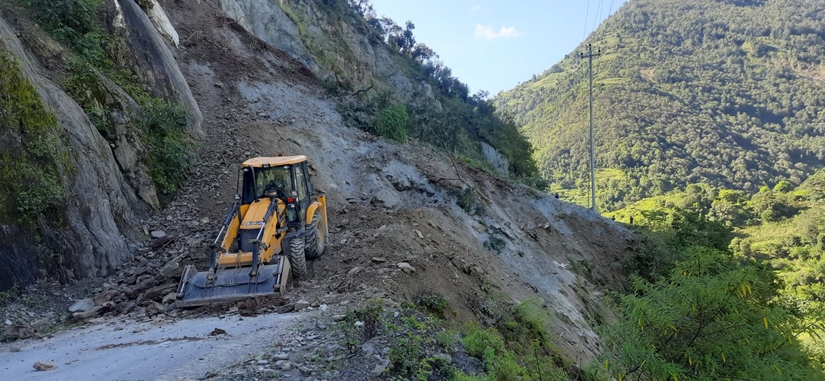 ठेकेदारले अलपत्र पारे मध्यपहाडी राजमार्ग