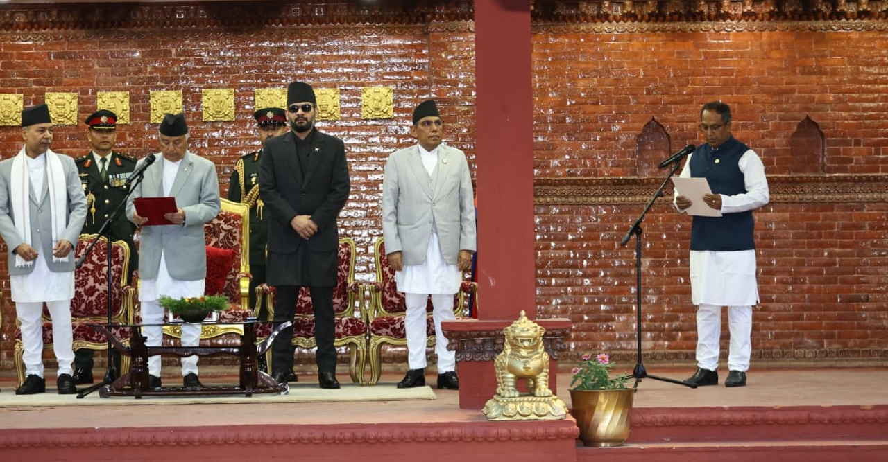 नवनियुक्त उद्योगमन्त्री साहले लिए शपथ