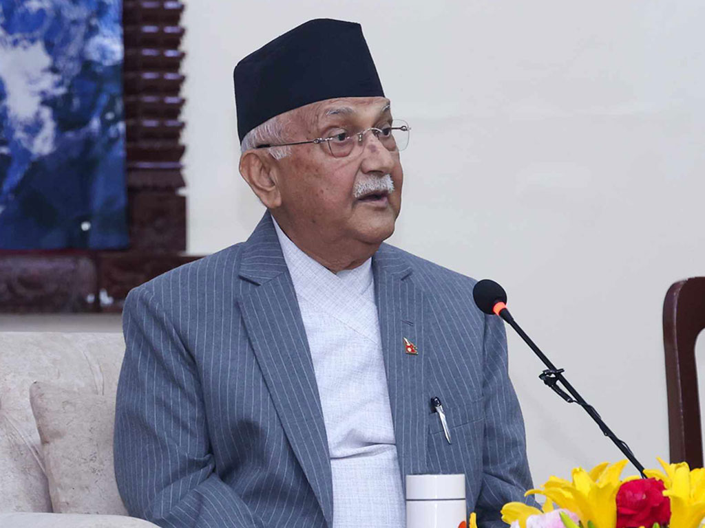 पत्रकार सम्मेलन गर्दै ओली