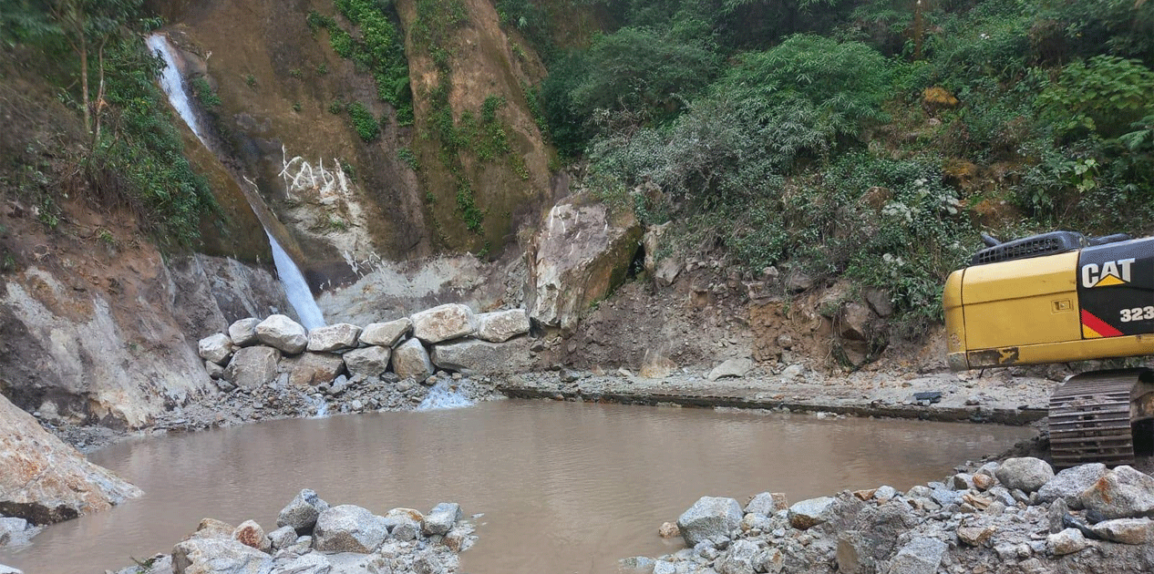 बाढीले क्षति पुर्‍याएको तीनतले झरनालाई पुरानै लयमा फर्काइँदै