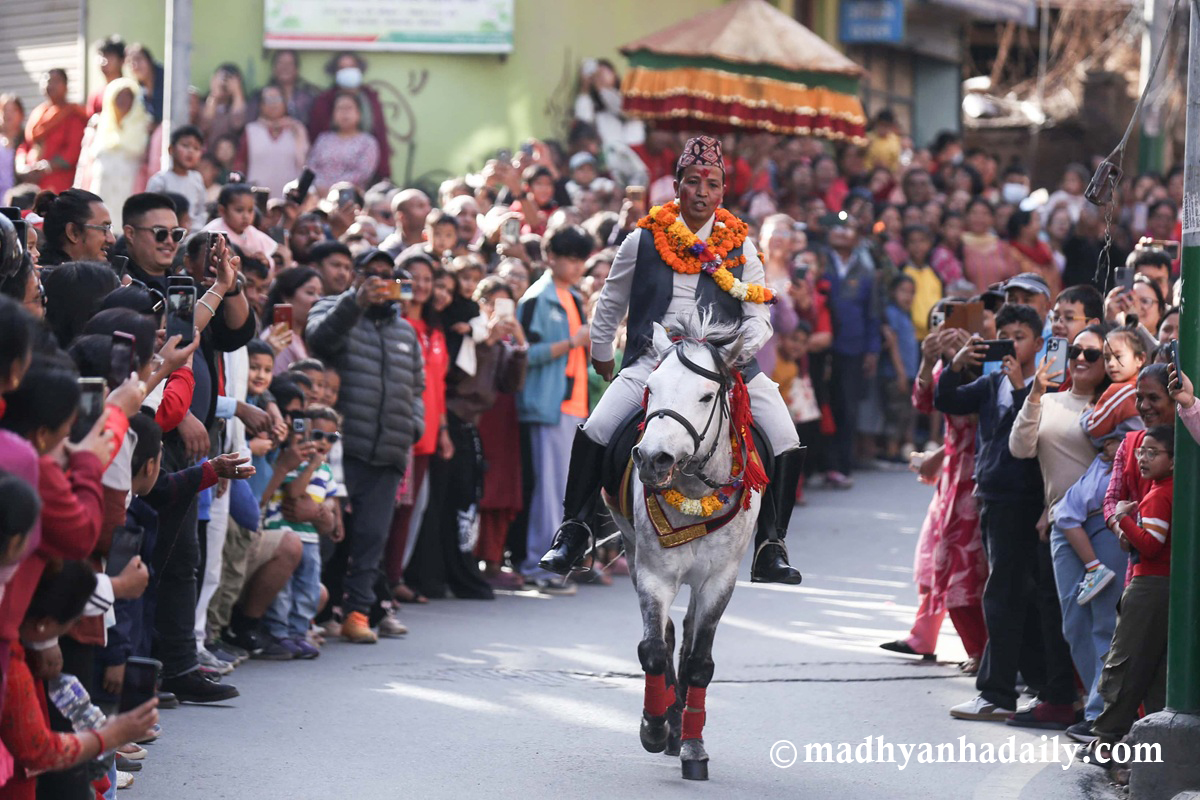 पाटनमा एउटा घोडा दौडाएर मनाइयो परम्परागत घोडेजात्रा (तस्बिरहरू)