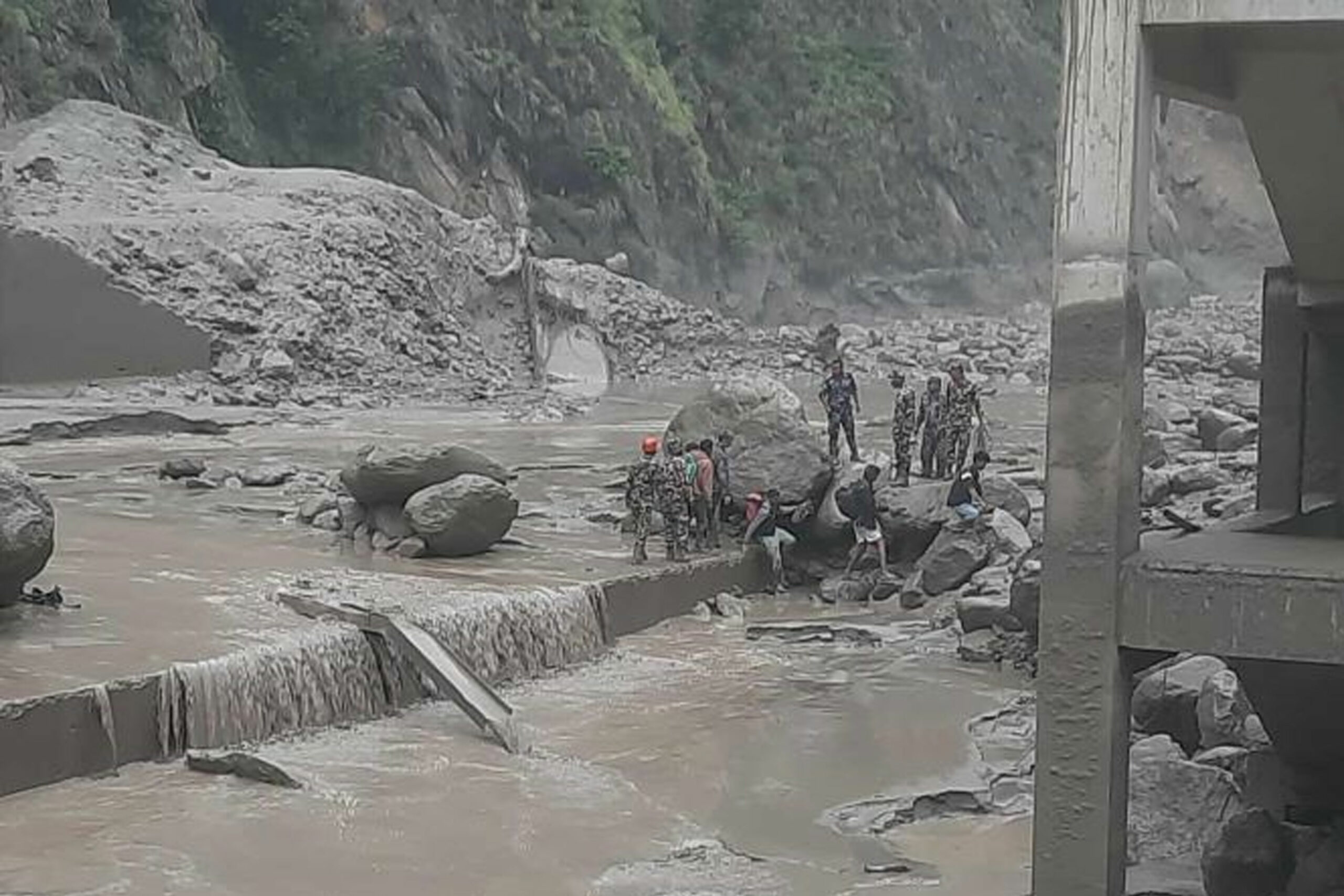 ल्हेन्दे खोलाको बाढीले पुल बगाएपछि केरुङमा अलपत्र नेपालीलाई स्वदेश फर्काइँदै
