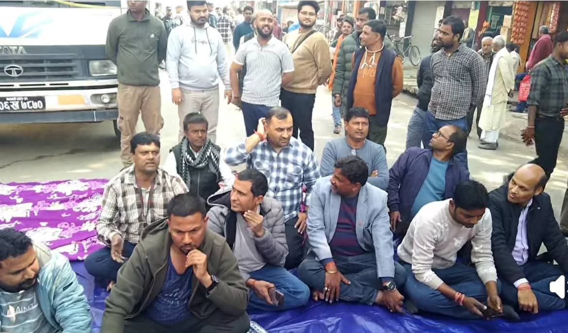 करदाता सेवा कार्यालय स्थानान्तरण रोक्न गौरमा सडक अवरुद्ध, बजार तनावग्रस्त