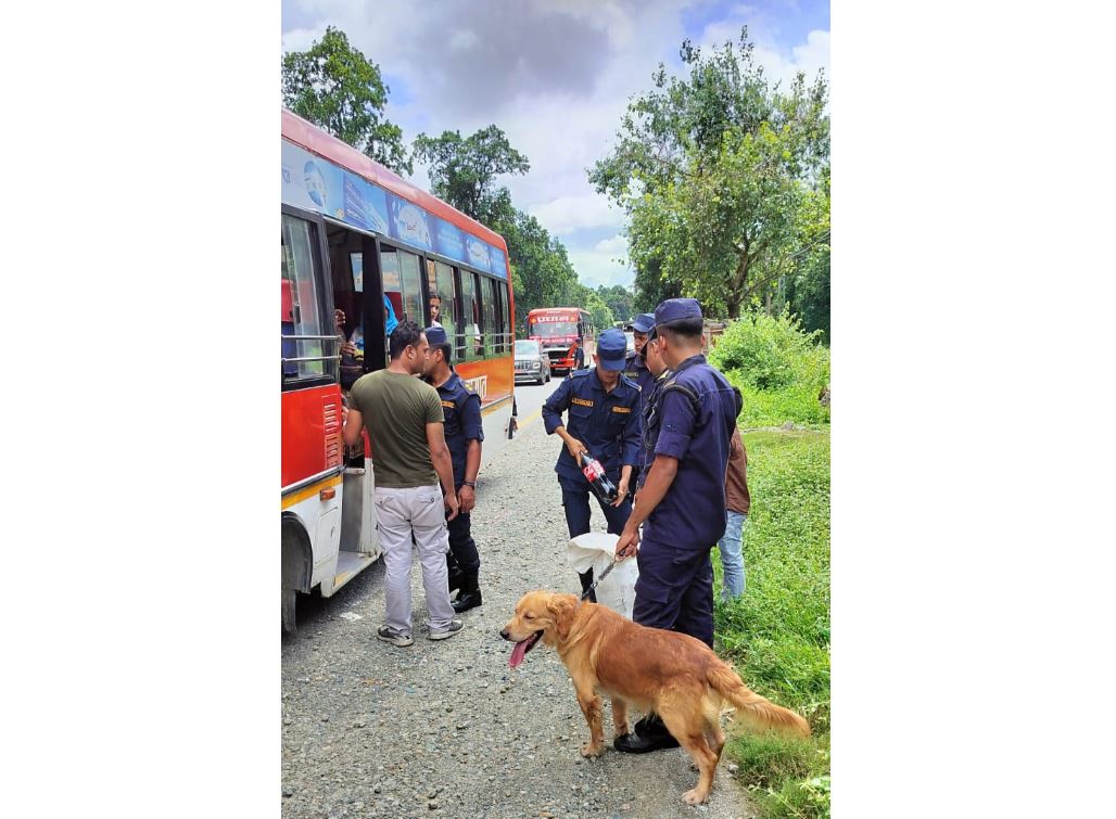 धरानमा तालिम प्राप्त कुकुरसहित प्रहरी चेकजाँच शुरु