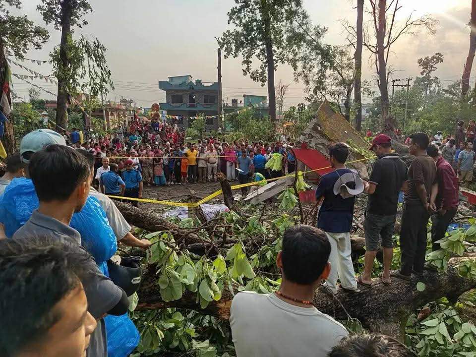 नवलपरासीमा हावाहुरीले रुख ढल्दा २ जनाको मृत्यु, ३ घाइते