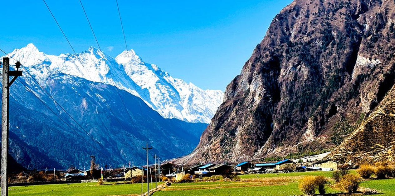 चुम उपत्यका पुगेका पर्यटक अलपत्र
