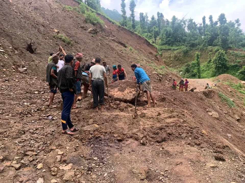 लामाचौरको पहिरो हटाइयो