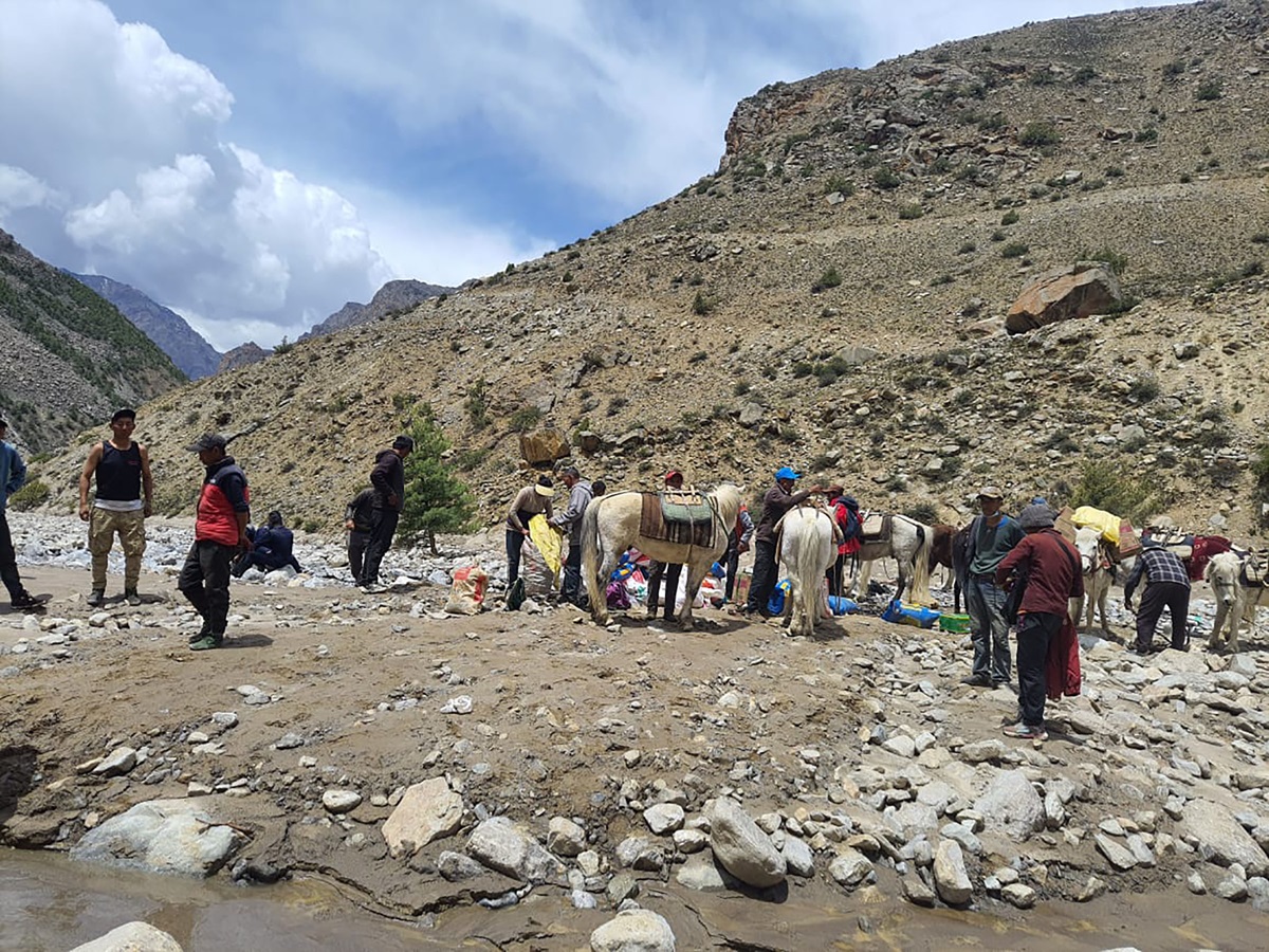 तिल गाउँमा ७ दिनपछि पुर्‍याइयो राहत सामग्री