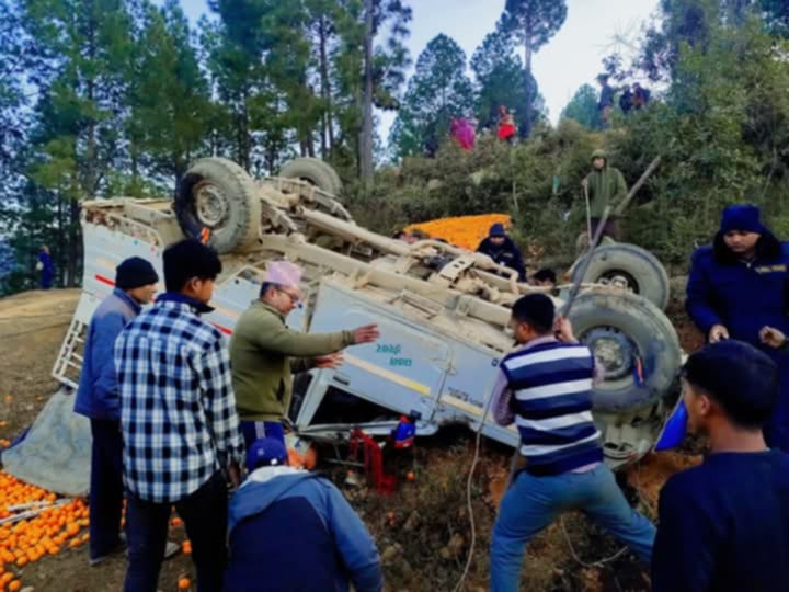 रोल्पामा सुन्तला बोकेको गाडी दुर्घटना