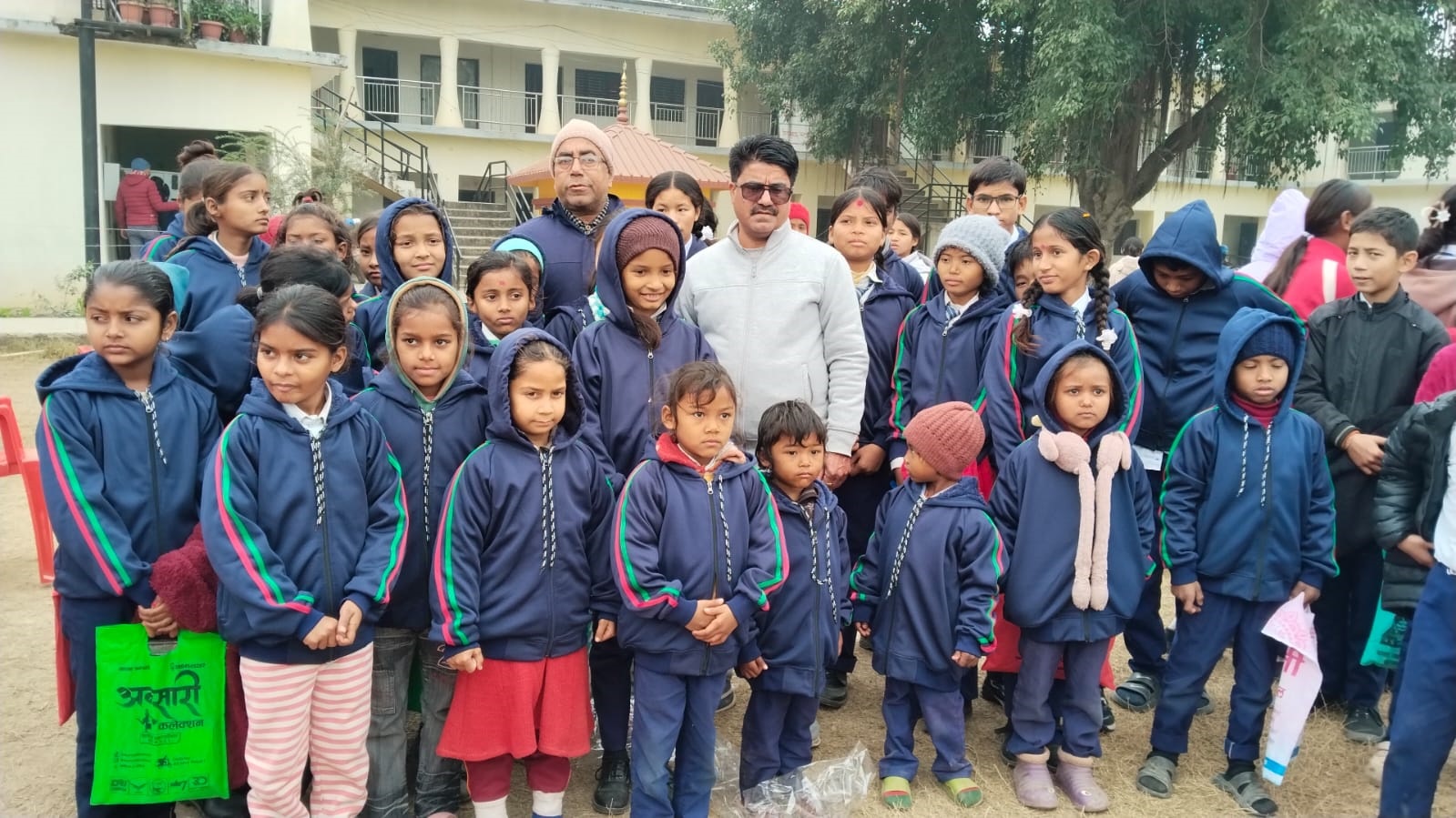 अतिविपन्न एक सय विद्यार्थीलाई न्यानो कपडा