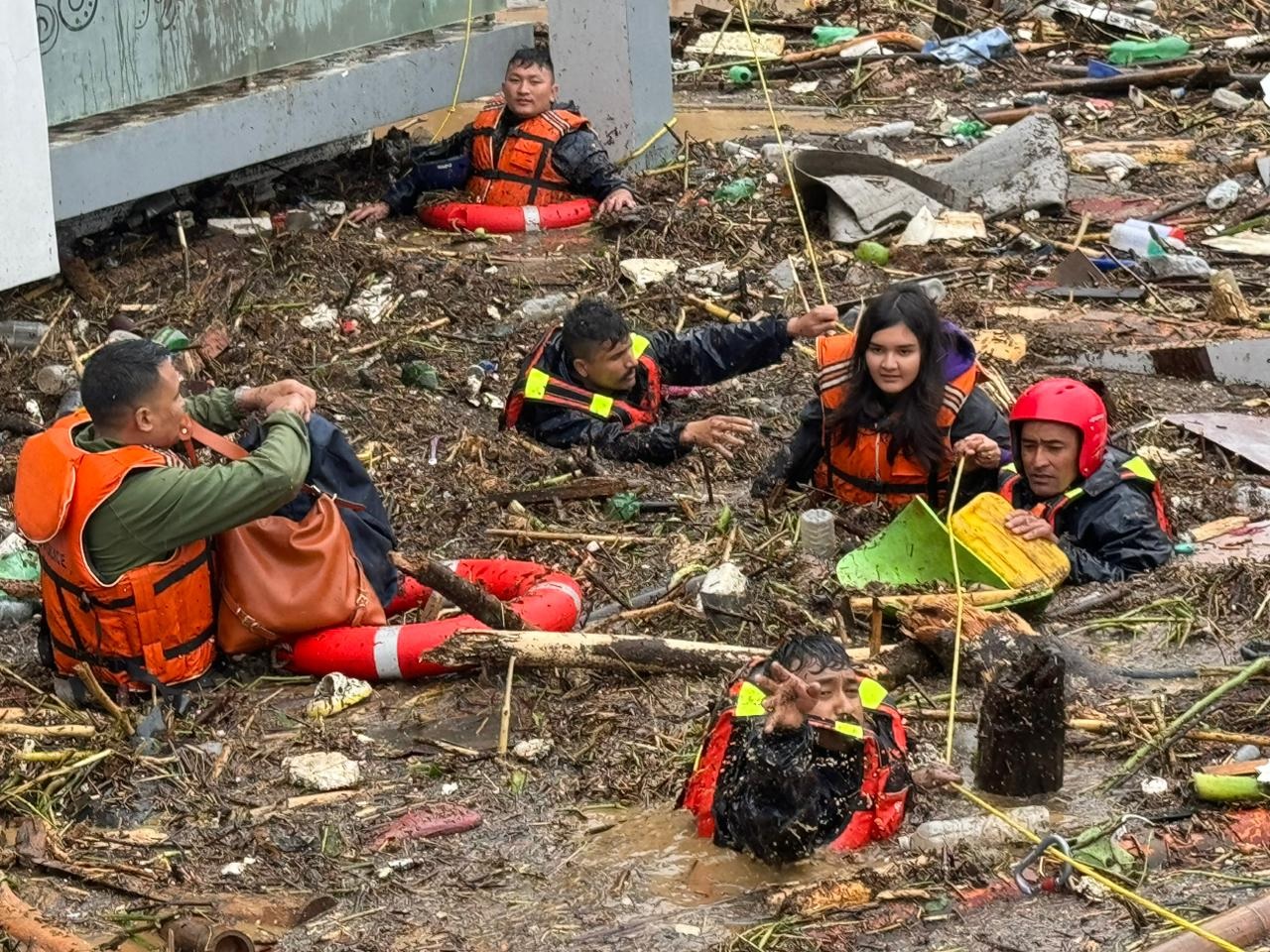 जसपा नेपालको राष्ट्रिय महाधिवेशन मञ्च हावाहुरीले भत्कायो