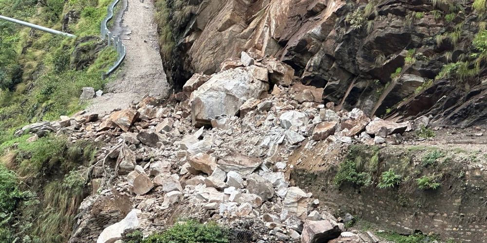 पहिरोले कर्णाली राजमार्ग अवरुद्ध