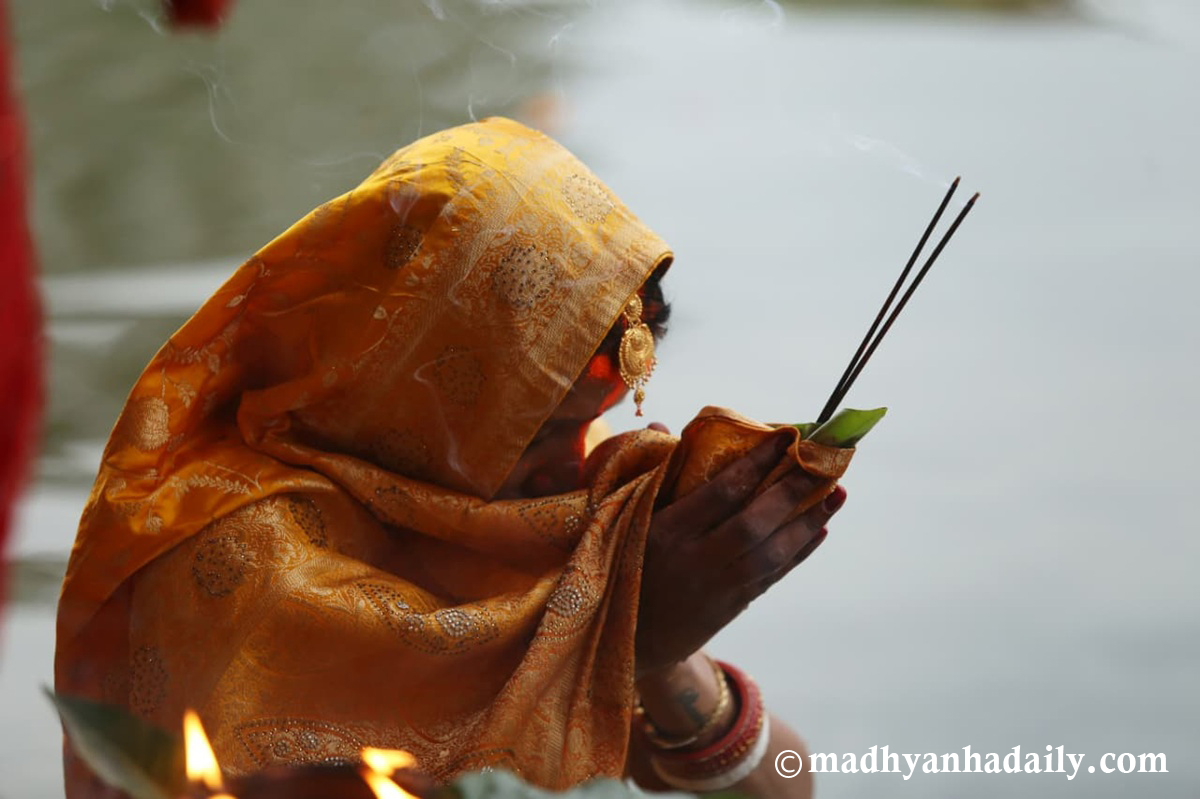 अस्ताउँदो सूर्यलाई दिइयो अर्घ्य (फोटोफिचर)