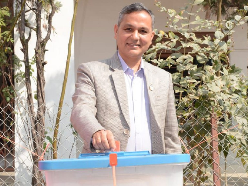 गृहमन्त्री अर्यालले गरे मतदान