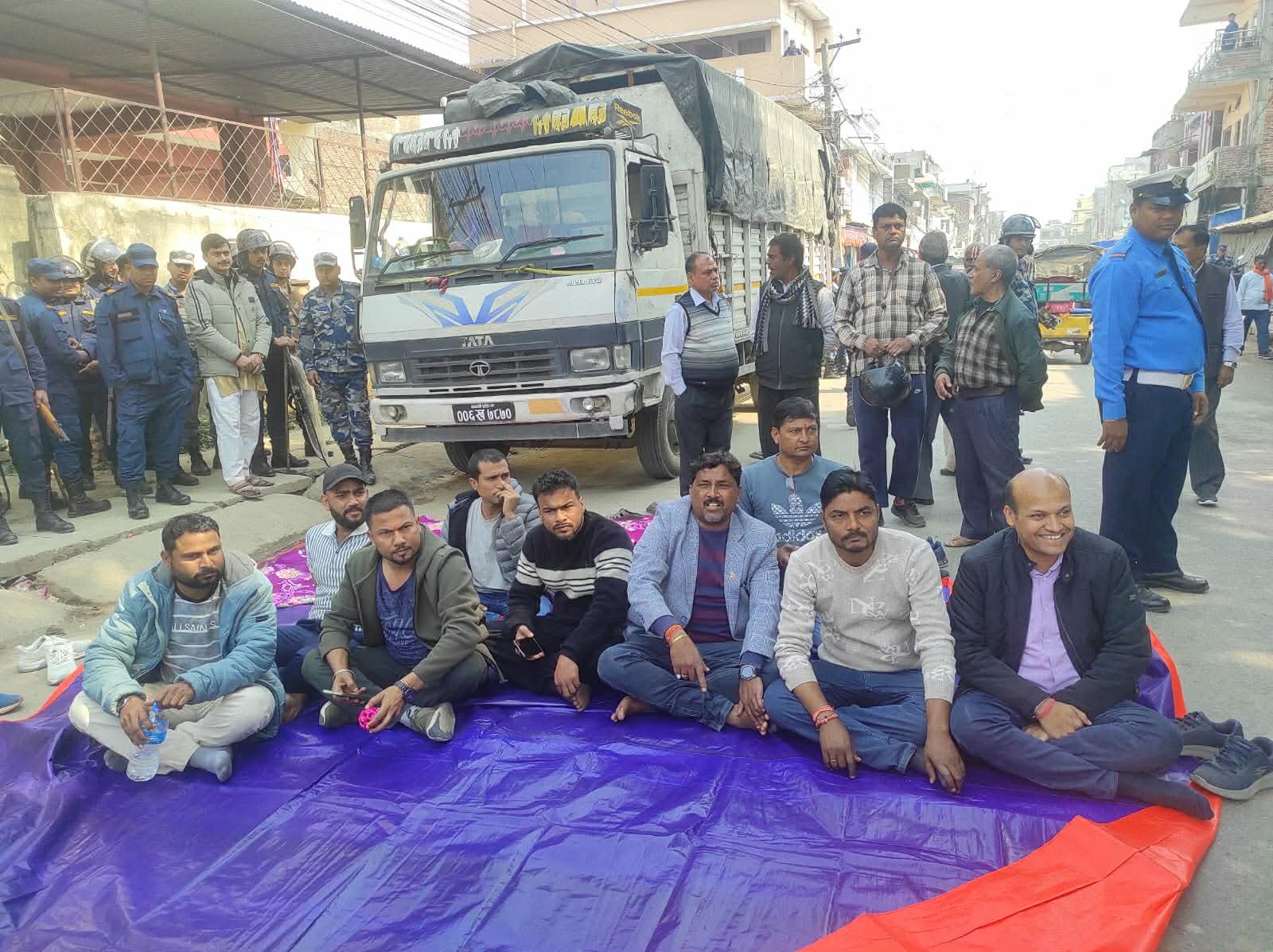 कर कार्यालय सार्ने प्रयासविरुद्ध अनिश्चितकालीन बन्दको घोषणा