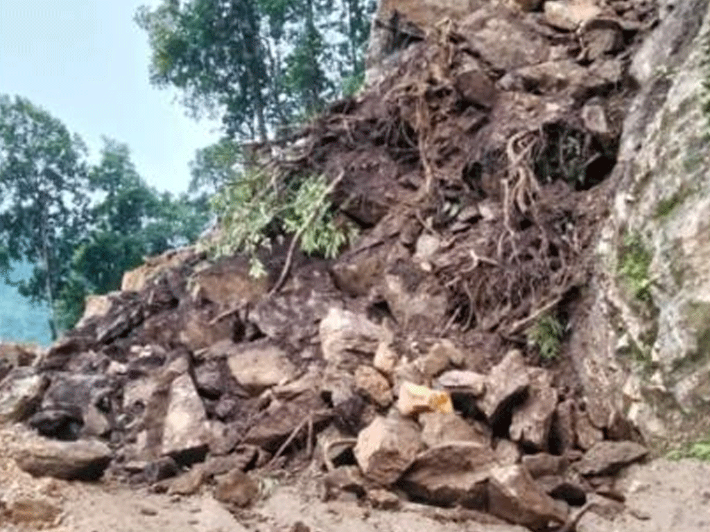 भाँडी खोला क्षेत्रस्थित मेची राजमार्ग अवरुद्ध