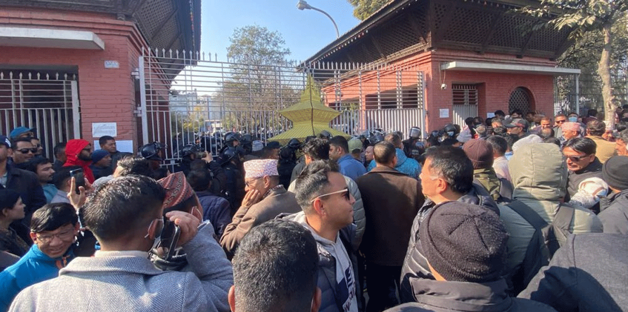 आधिकारिकता दाबी गर्दै गगन पक्षका नेताहरू निर्वाचन आयोगमा 