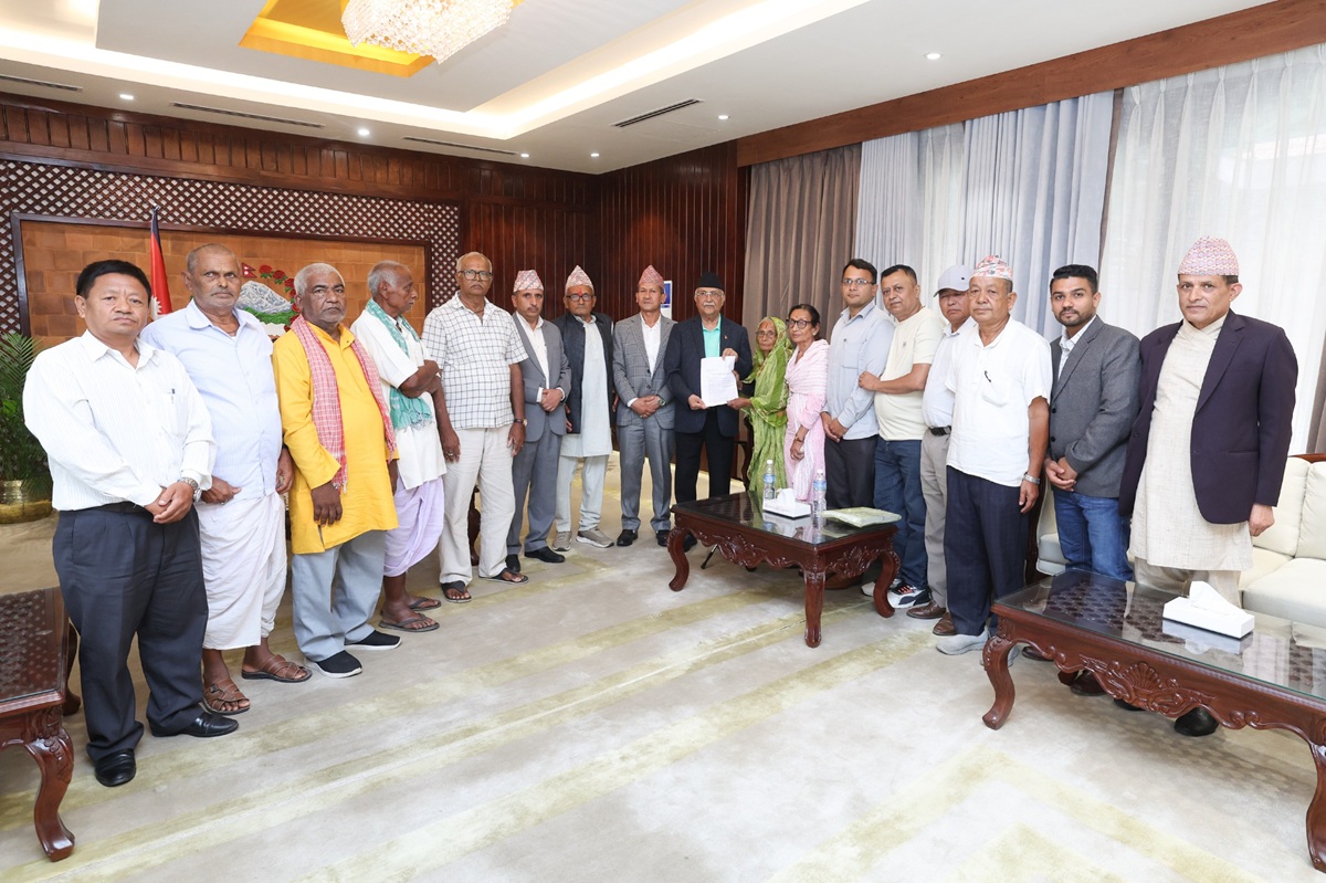 कोशीटप्पु वन्यजन्तु आरक्षका विस्थापित परिवारले प्रधानमन्त्रीलाई बुझाए ज्ञापनपत्र
