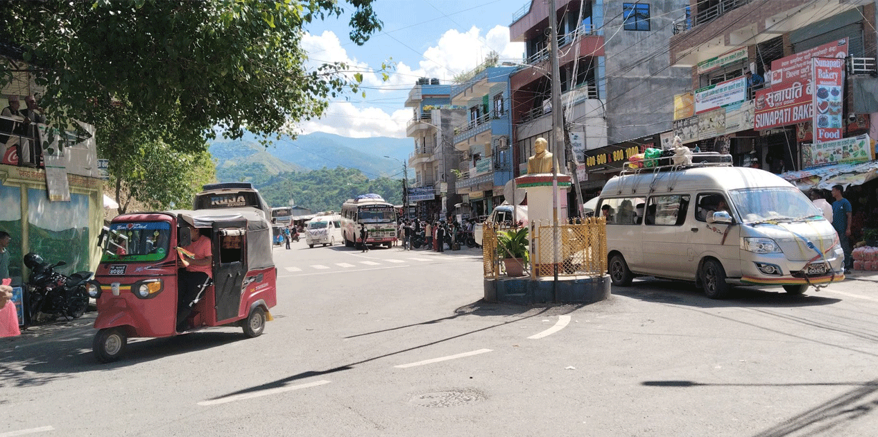 रोशी खोलामा आएको बाढीले बिपी राजमार्गको बाटो बगाएपछि चरिकोट-खाडिचौर सडकको प्रयोग
