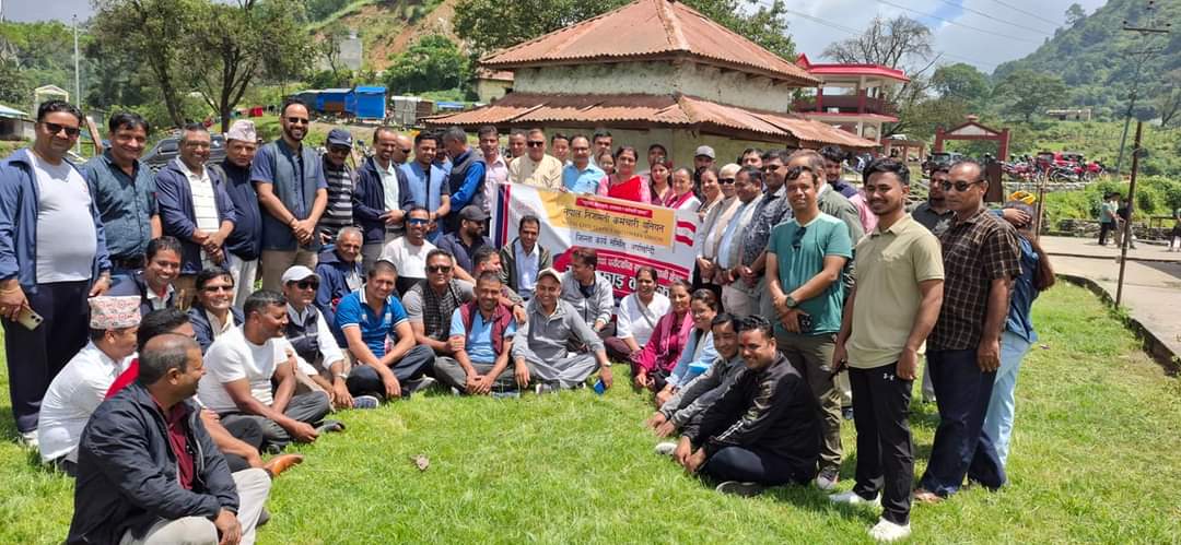 कर्मचारी युनियनद्वारा पर्यटकीय स्थल नरपानीमा सरसफाइ 