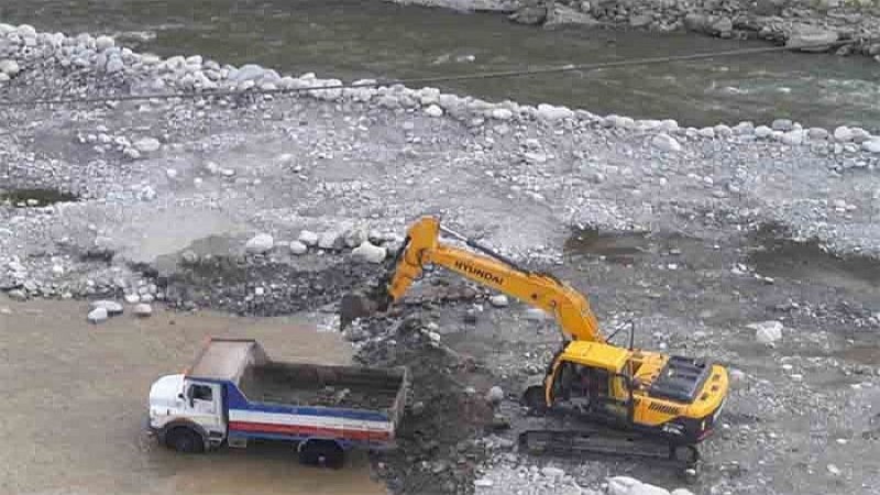 बन्दीपुरबाट अवैध नदीजन्य पदार्थसहित सवारीसाधन नियन्त्रणमा
